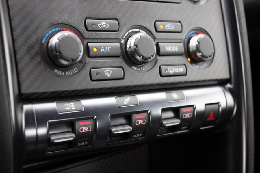  Nissan GT-R Black Edition 2013 года  (фото 11 из 18)
